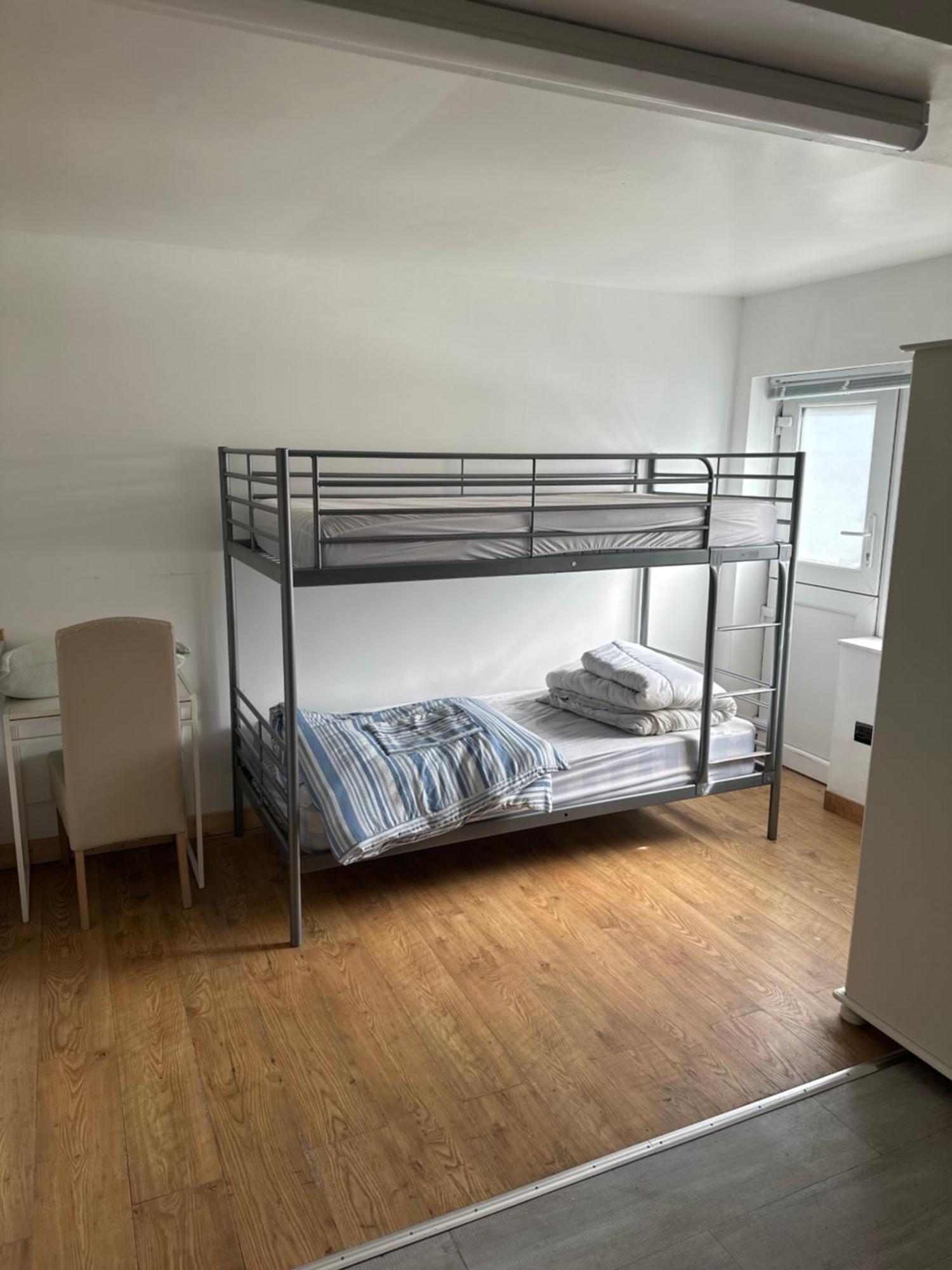 Отель Barrs Court Beds Warmley Экстерьер фото