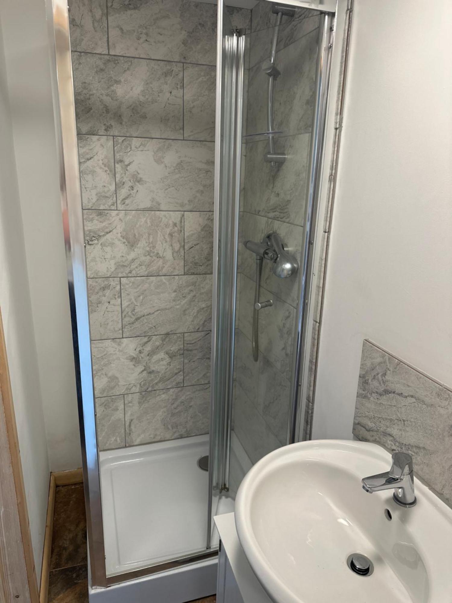 Отель Barrs Court Beds Warmley Экстерьер фото